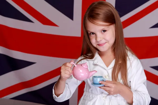 Mädchen auf einem Hintergrund der Flagge uk — Stockfoto