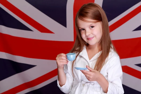 Mädchen auf dem Hintergrund der britischen Flagge — Stockfoto