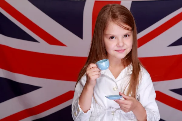 Mädchen auf dem Hintergrund der britischen Flagge — Stockfoto