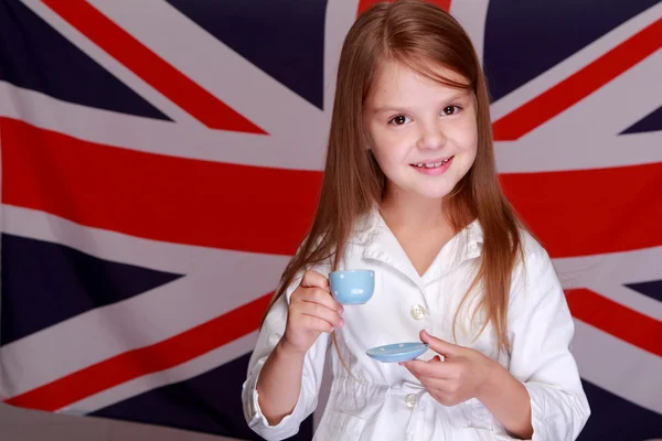 Menina no fundo da bandeira da Grã-Bretanha — Fotografia de Stock