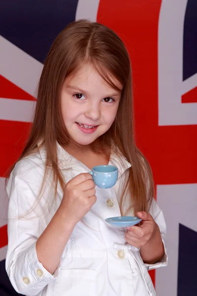 Mädchen auf dem Hintergrund der britischen Flagge — Stockfoto