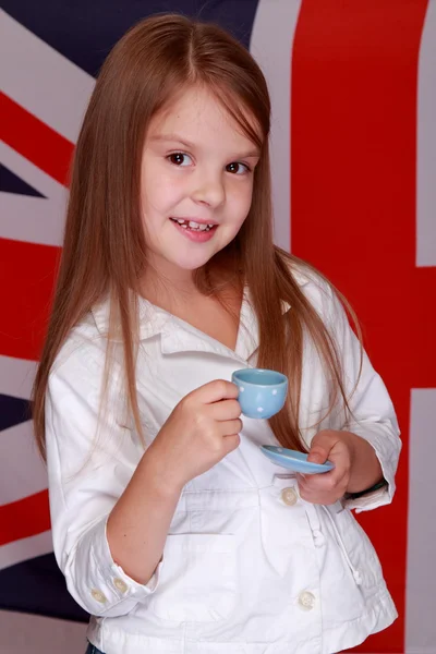 Mädchen auf dem Hintergrund der britischen Flagge — Stockfoto