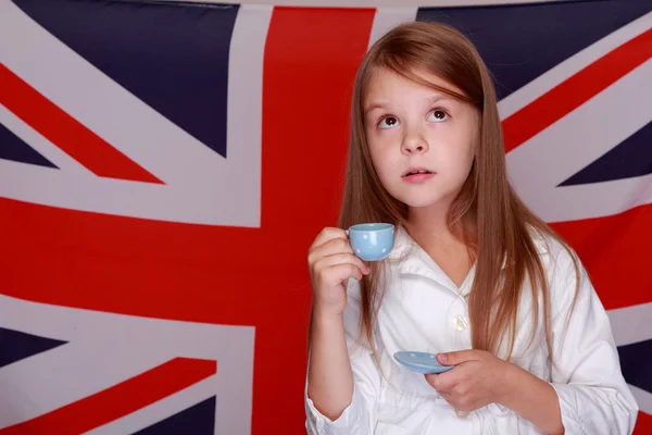 Meisje op de achtergrond van de vlag van Groot-Brittannië — Stockfoto