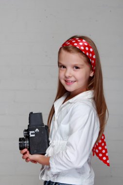 genç kız bir bağbozumu kamera tutan