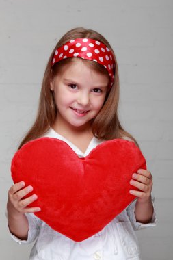 Kız büyük bir kırmızı kalp tutan