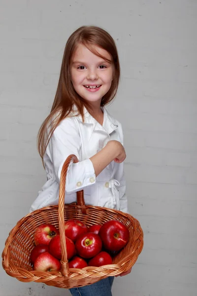 Fille tenant panier de pommes — Photo