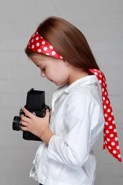 Petite fille avec la caméra — Photo