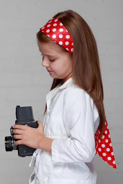 Niña con la cámara — Foto de Stock