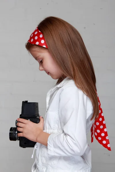Kleines Mädchen mit der Kamera — Stockfoto