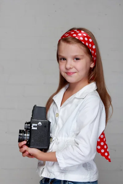 Ragazzina con la fotocamera — Foto Stock