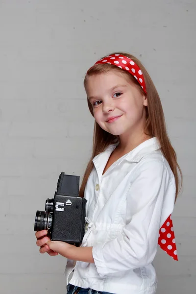 Kis lány a kamera — Stock Fotó