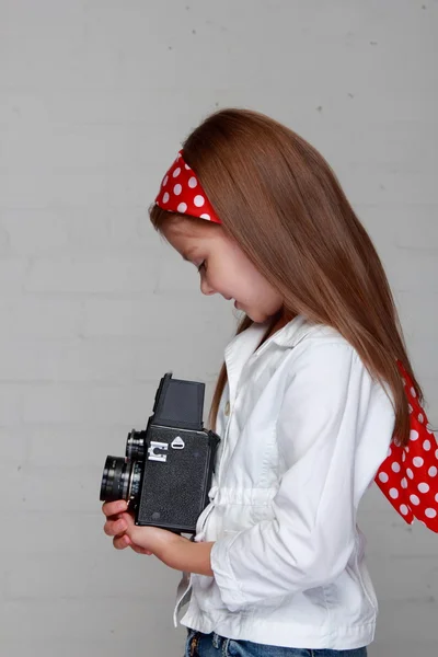 Petite fille avec la caméra — Photo