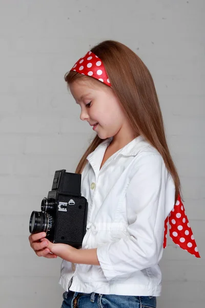 Kamera ile küçük kız — Stok fotoğraf