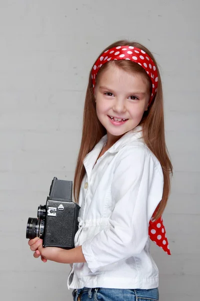 Petite fille avec la caméra — Photo