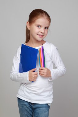 bir klasör ve renkli kalem tutan kız