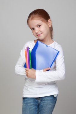 bir klasörü ve kalem tutan kız