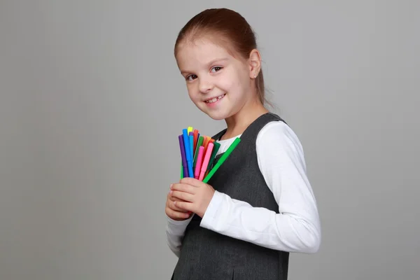 Kleine Schülerin hält Bleistift in der Hand — Stockfoto
