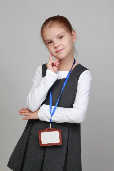 Menina com uma etiqueta de nome em branco — Fotografia de Stock