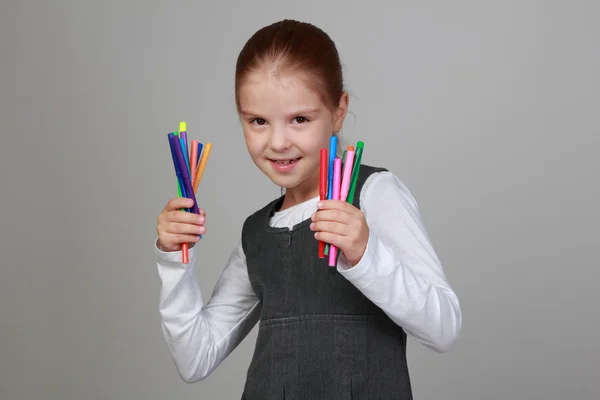 Menina com lápis coloridos — Fotografia de Stock