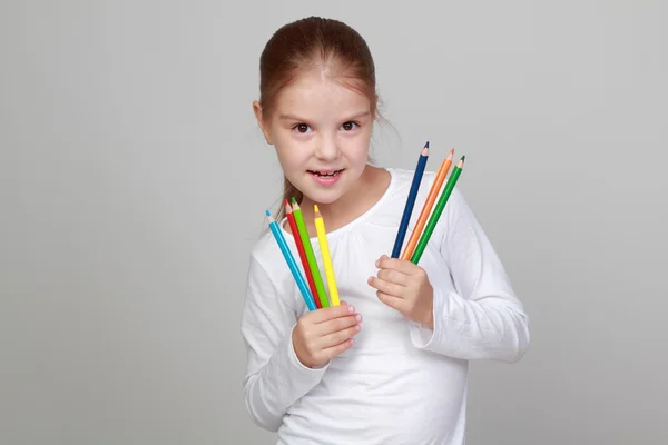 Enfant tient beaucoup de crayons de couleur — Photo