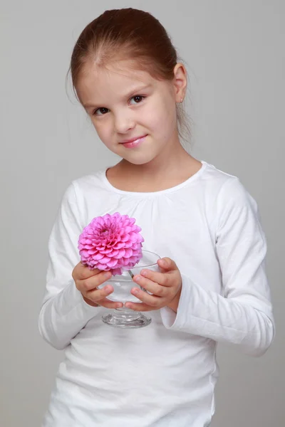 Menina segurando um dahlias rosa — Fotografia de Stock