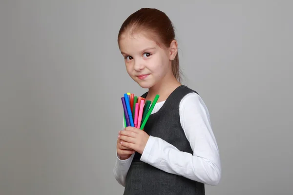 Школьница с цветными фломастерами — стоковое фото