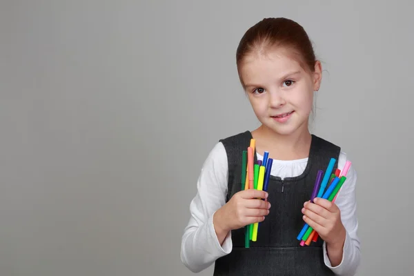 Écolière avec feutre-pointe de couleur stylos — Photo
