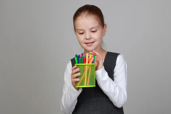 Школьница с цветными фломастерами — стоковое фото