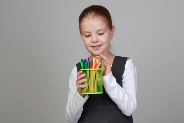 Colegiala con plumas de fieltro de colores —  Fotos de Stock