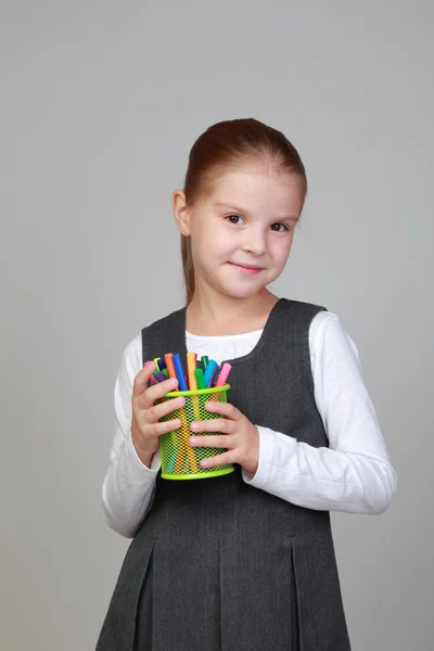 Schoolmeisje met gekleurde viltstiften — Stockfoto