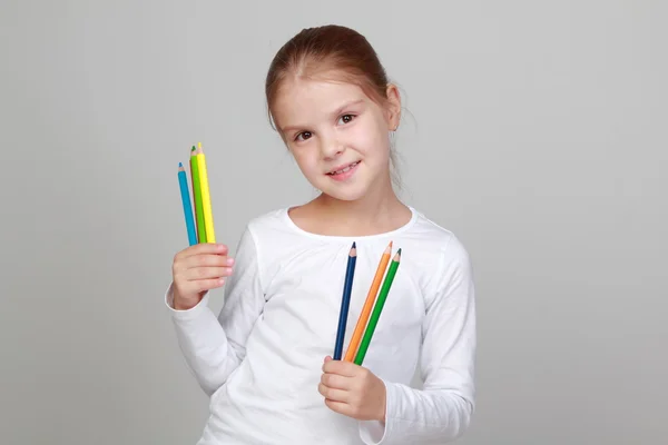 Menina com lápis coloridos — Fotografia de Stock