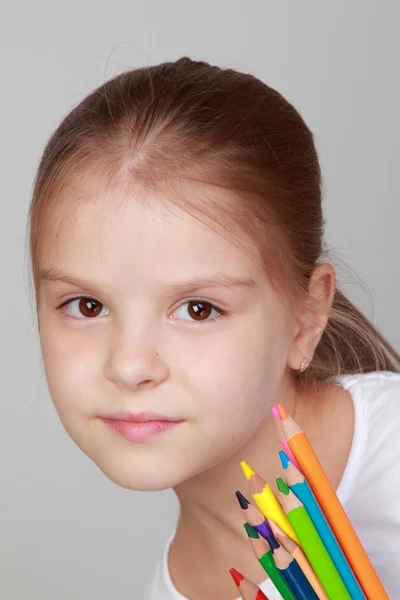 Menina com lápis coloridos — Fotografia de Stock