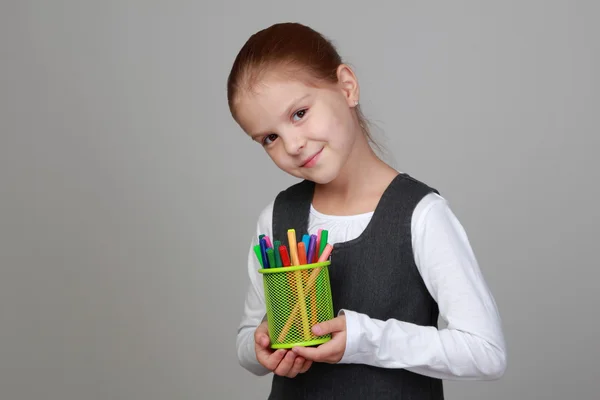 Schoolmeisje bedrijf voelde pennen — Stockfoto