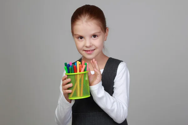 Menina segurando um monte de marcadores — Fotografia de Stock