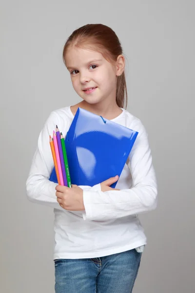 女孩举行一个文件夹和铅笔 — 图库照片
