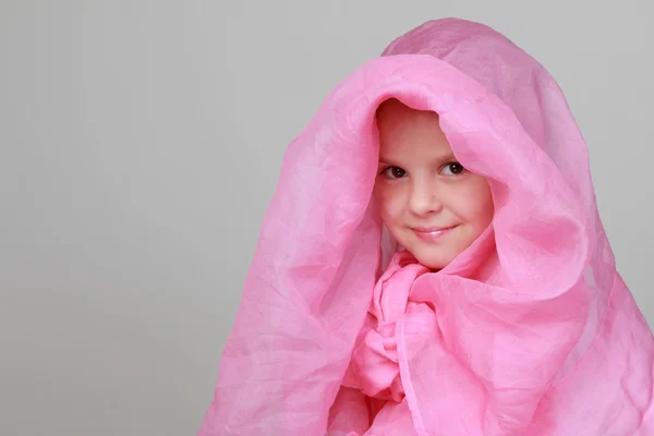 Девушка с ярким шарфом на голове — стоковое фото