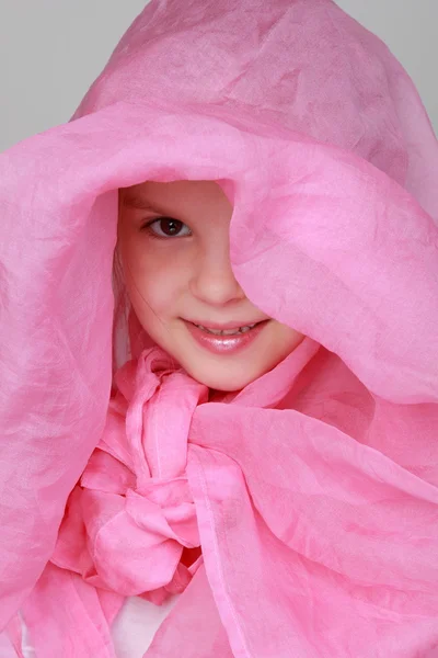 Dziewczyna z jasnym szalik na głowie — Zdjęcie stockowe