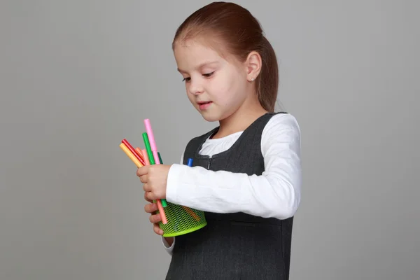 Μικρή μαθήτρια κατέχει ένα μολύβι — Φωτογραφία Αρχείου