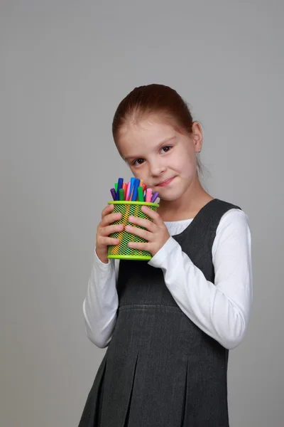 Schoolmeisje met gekleurde viltstiften — Stockfoto