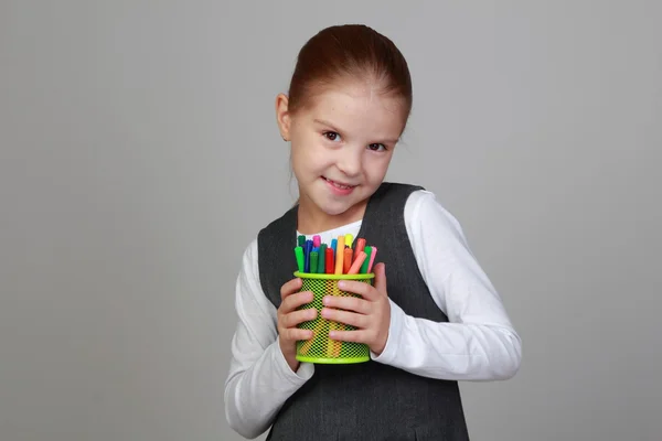 Colegiala con plumas de fieltro de colores —  Fotos de Stock