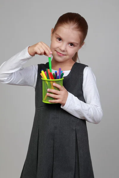Schoolmeisje met gekleurde viltstiften — Stockfoto