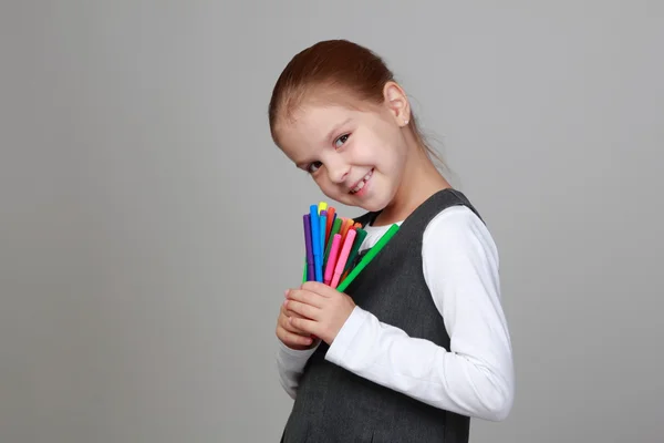 Renkli Keçeli Kalemler ile kız öğrenci — Stok fotoğraf