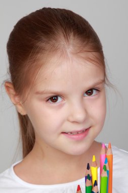 gri bir arka plan üzerinde tatlı bir gülümseme ile kız