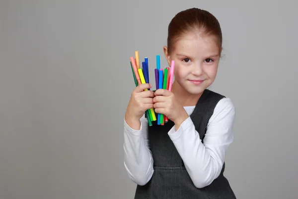 Colegiala con plumas de fieltro de colores —  Fotos de Stock