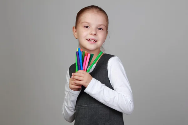 Girl holding a lot of colored felt-tip pens — Stock Photo, Image