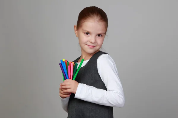 Roztomilá školačka drží tužky — Stock fotografie
