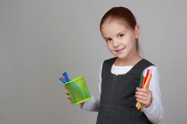 Colegiala con plumas de fieltro de colores —  Fotos de Stock