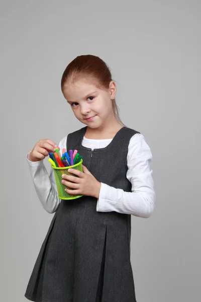 Renkli Keçeli Kalemler ile kız öğrenci — Stok fotoğraf