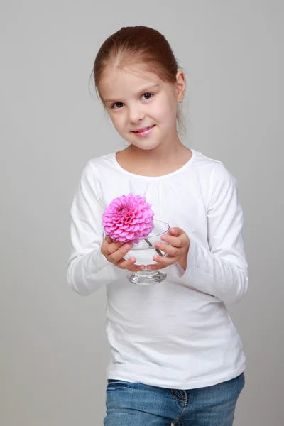 Menina segurando uma flor fresca — Fotografia de Stock