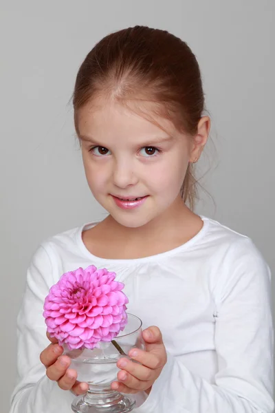 新鮮な花を保持している小さな女の子 — ストック写真